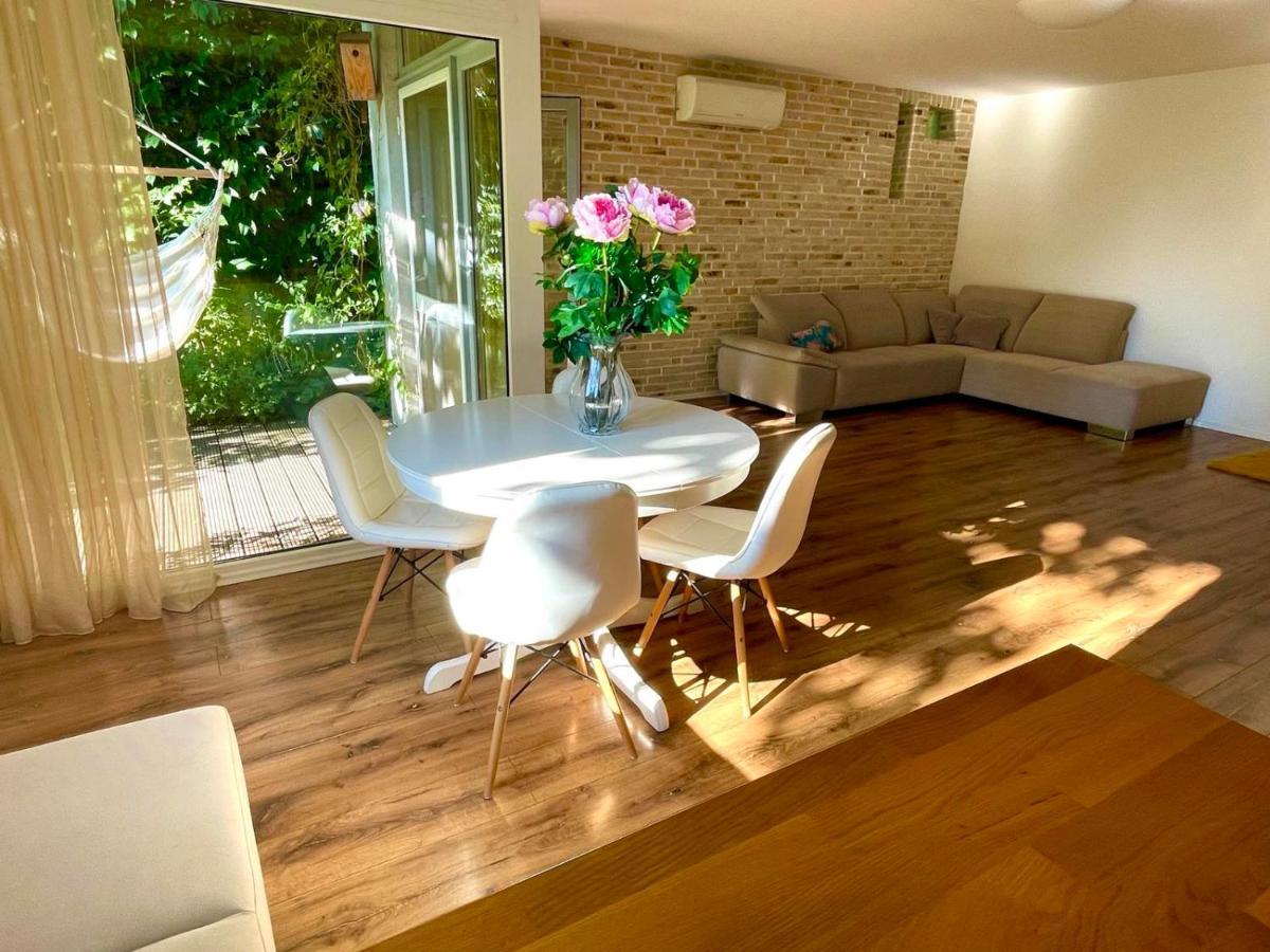 70M2 Romantic Living In The Old Town With Garden Bratislava Esterno foto